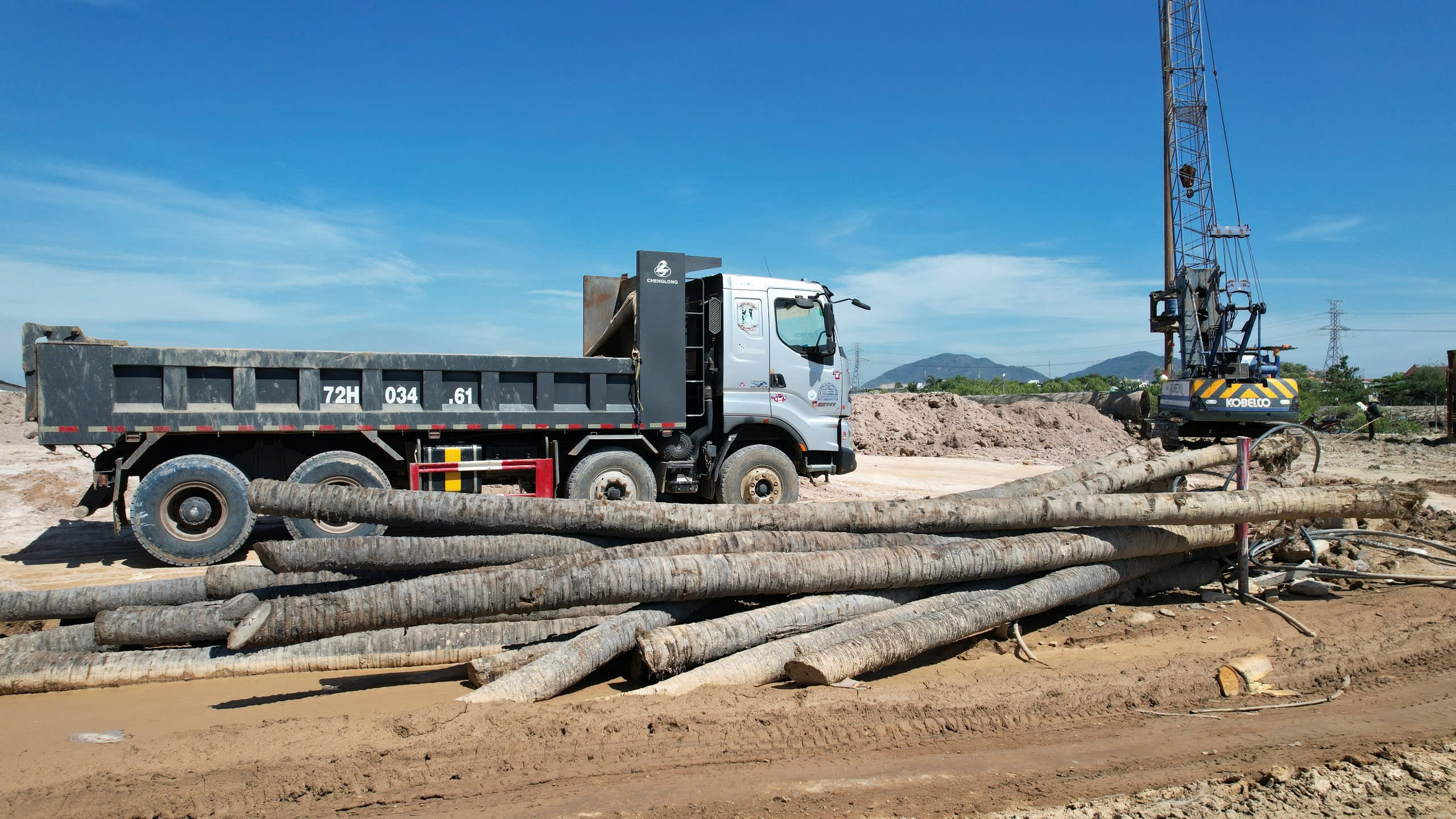 Tập kết máy móc, nguyên vật liệu thi công cầu Rạch Tre.