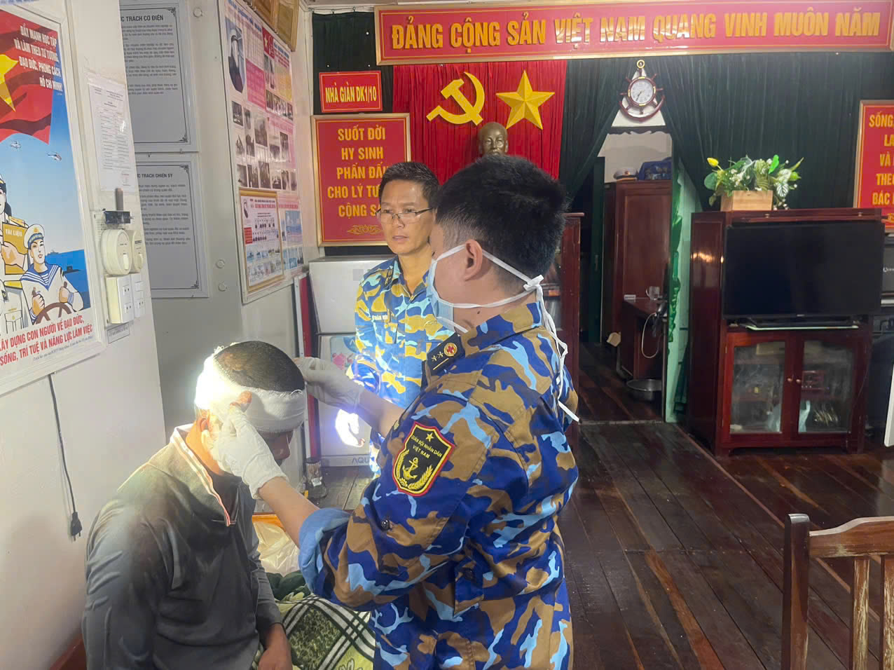 Tổ quân y, Nhà giàn DK1.10 băng bó và vệ sinh cho ngư dân gặp nạn.