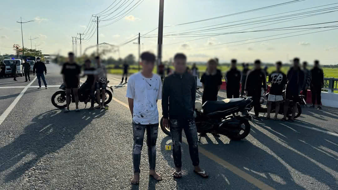 Các thanh, thiếu niên hai nhóm hỗn chiến được đưa tới hiện trường để thực nghiệm điều tra.