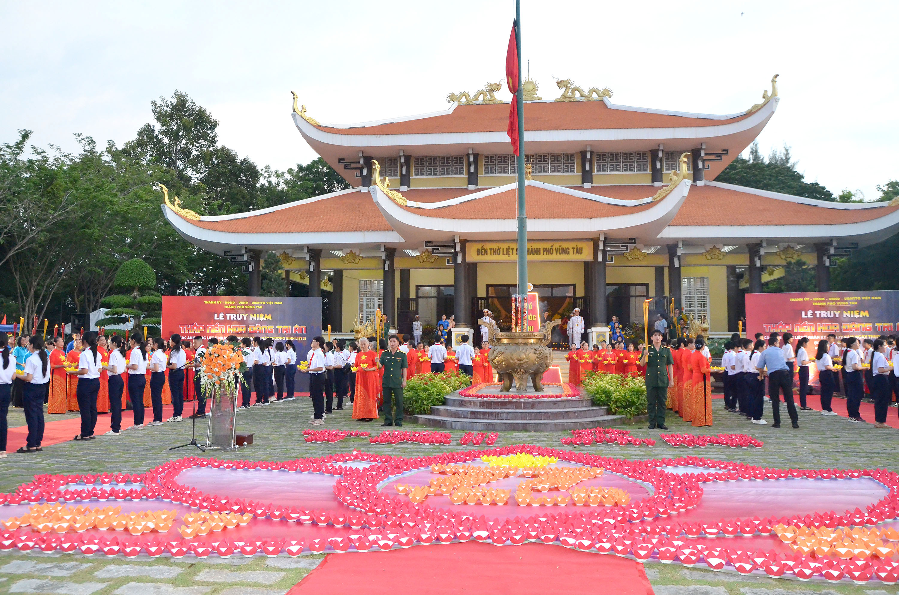 TP.Vũng Tàu thắp nến tri ân các anh hùng liệt sĩ tại Đền thờ liệt sĩ thành phố nhân dịp 27/7/2024.