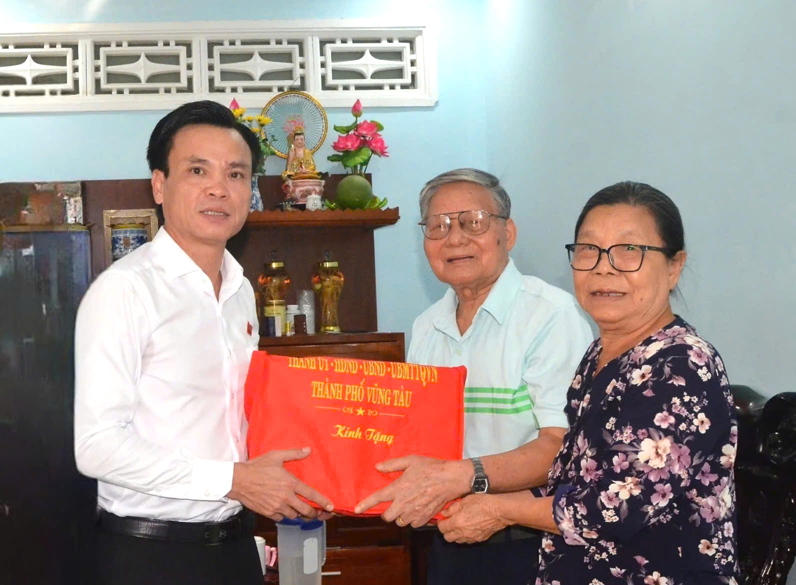 Ông Nguyễn Việt Dũng, Phó Chủ tịch HĐND TP.Vũng Tàu tặng quà  người có công, gia đình ông Trần Tiến Giảng, phường 8, TP. Vũng Tàu.