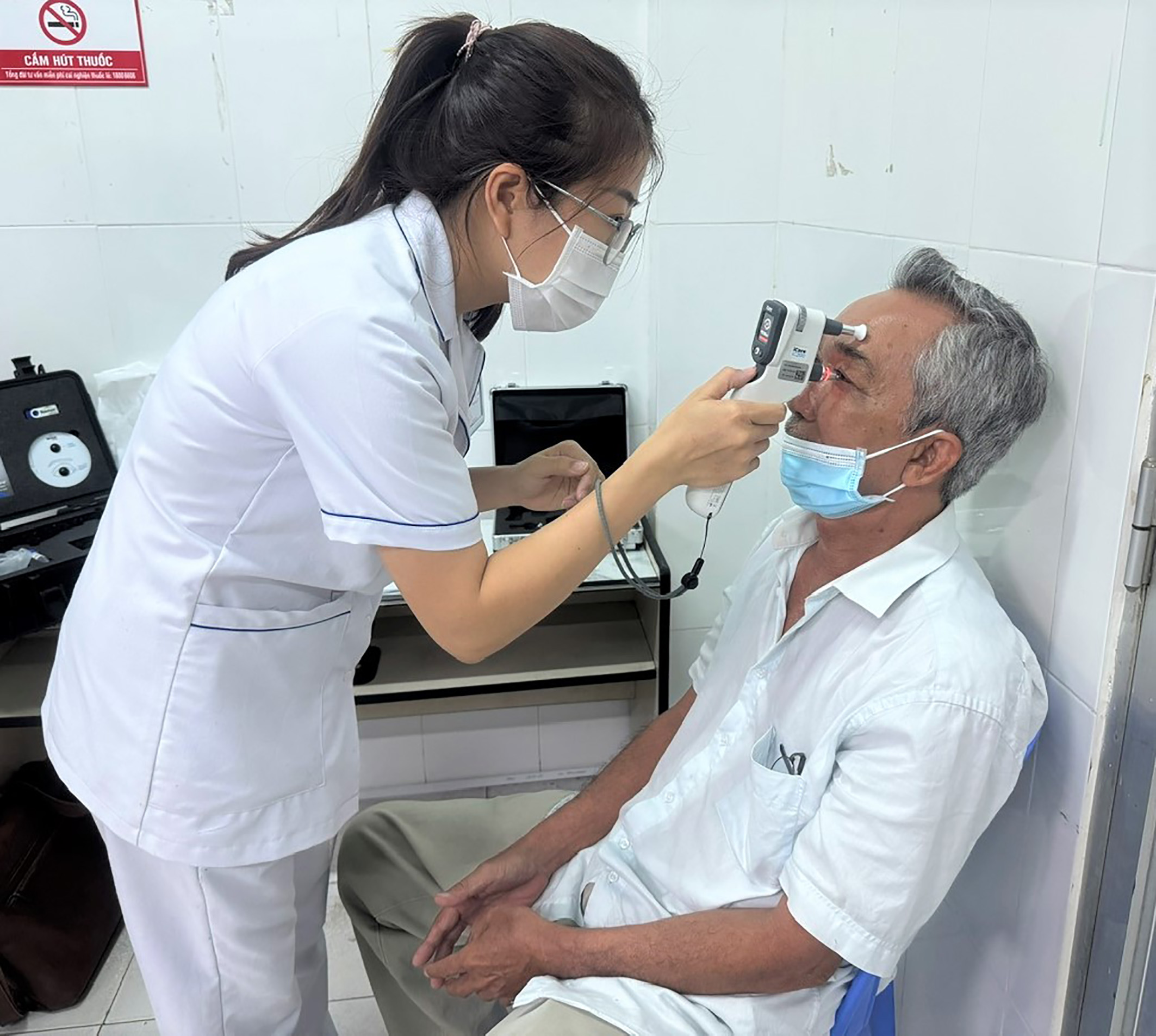 Nhân viên y tế Bệnh viện Mắt tỉnh đo nhãn áp cho bệnh nhân mắc bệnh Glaucoma.