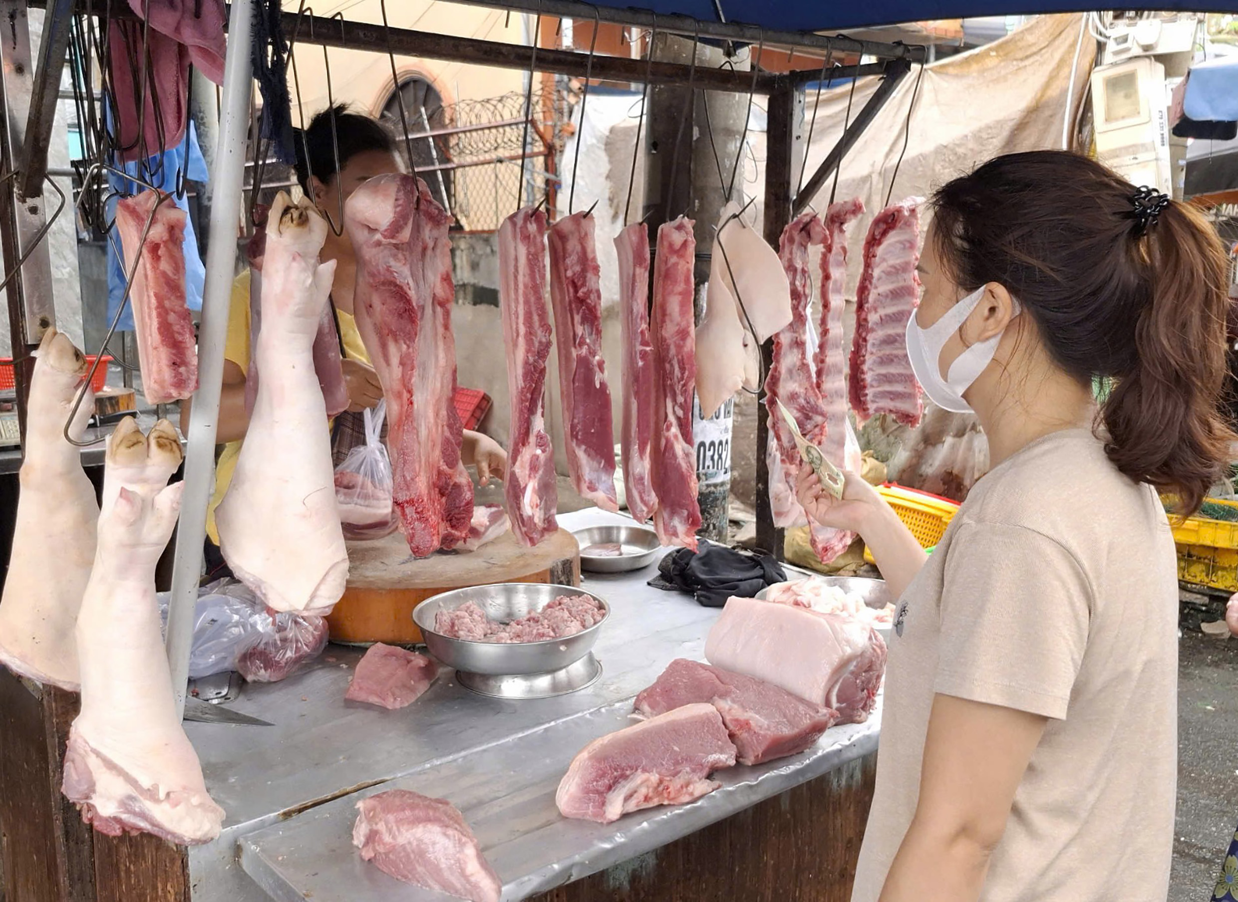 Thịt heo tăng giá gây khó khăn cho người bán và người mua.