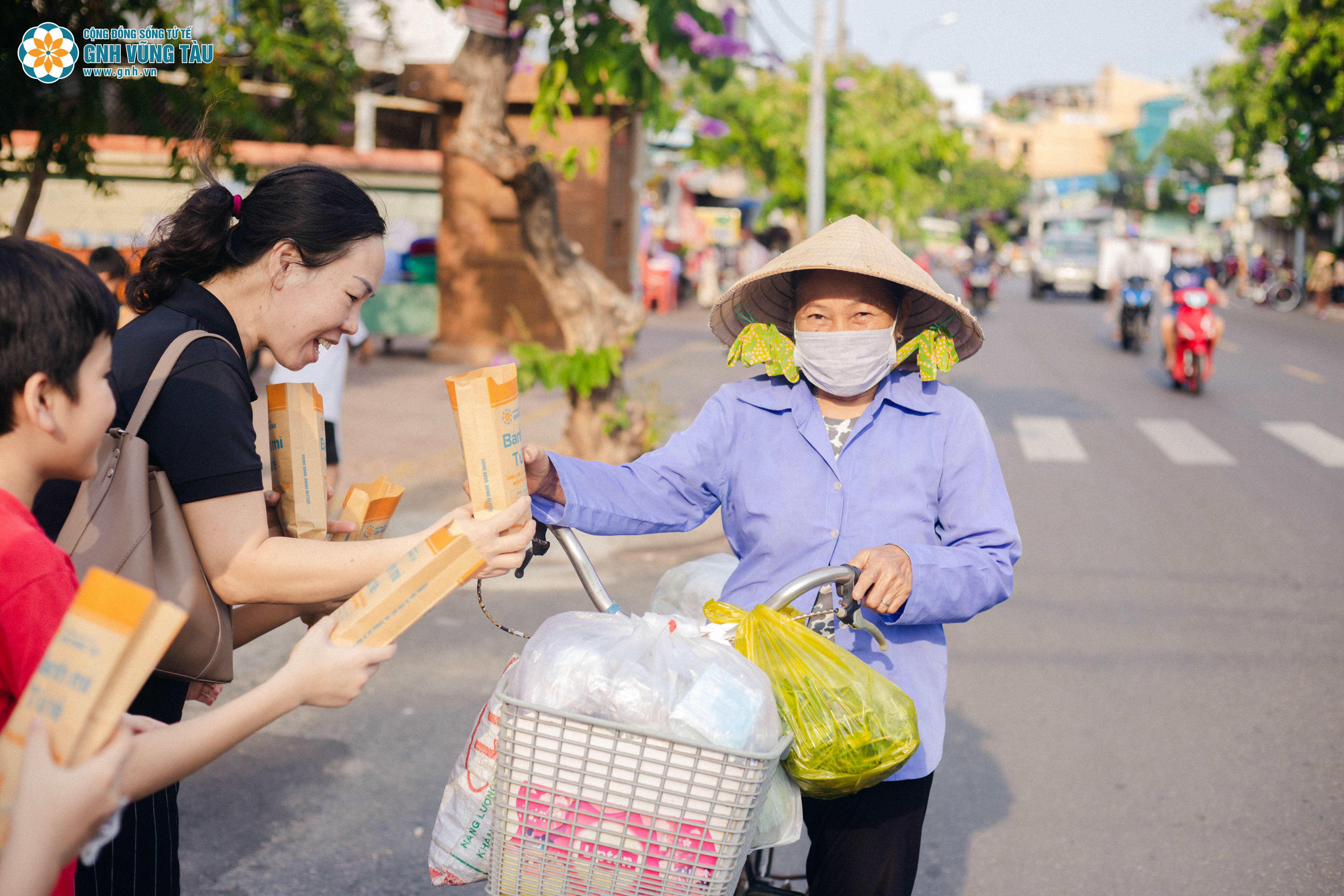 Thành viên nhóm Cộng đồng sống tử tế Vũng Tàu phát bánh mì miễn phí cho người lao động khó khăn của TP.Vũng Tàu.