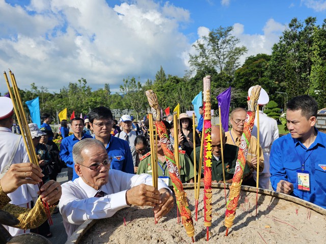 Ông Võ Ái Dân, cựu tù chính trị Côn Đảo thắp hương tại Tượng đài liệt sĩ Nghĩa trang Hàng Dương Côn Đảo trong một lần trở lại Côn Đảo.