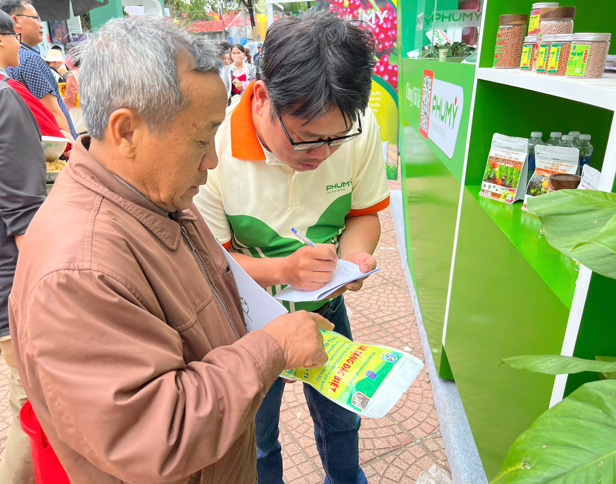 Nhân viên Phú Mỹ tư vấn về sản phẩm phân bón Phú Mỹ và hướng dẫn kỷ thuật về phân bón hiệu quả