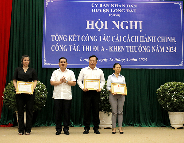 Ông Trần Thanh Hùng, Phó Bí thư Thường trực Huyện ủy Long Đất  tặng giấy khen cho các tập thể đã có thành tích xuất sắc trong công tác cải cách hành chính trên địa bàn huyện năm 2024.