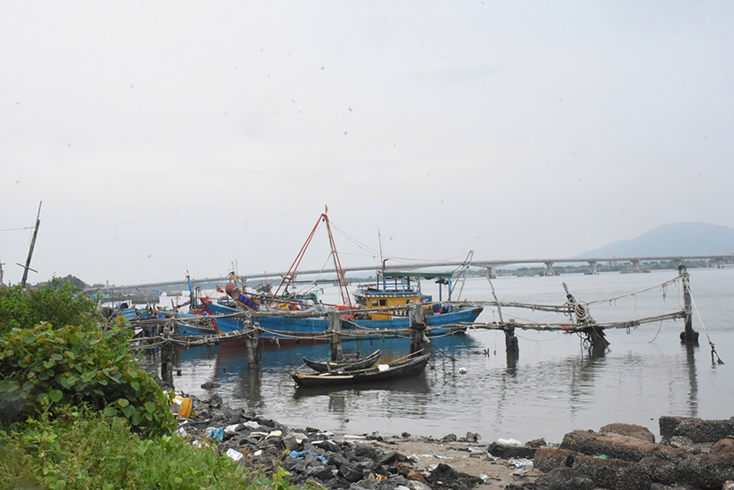 Sông Cửa Lấp bị ô nhiễm bởi các nguồn thải sản xuất và sinh hoạt của người dân đổ ra sông.