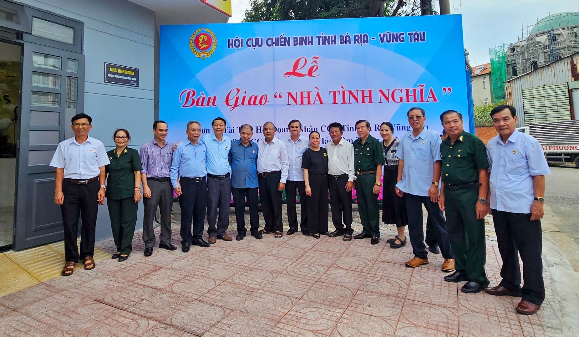 Hội Cựu chiến binh tỉnh,Hội doanh nhân Cựu chiến binh tỉnh, cùng đại diện các ban, ngành, đoàn thể, chính quyền địa phương trao tặng nhà tình nghĩa cho gia đình ông Võ Đình Quang, con liệt sĩ, gặp khó khăn về nhà ở (ngụ phường 10, TP.Vũng Tàu).