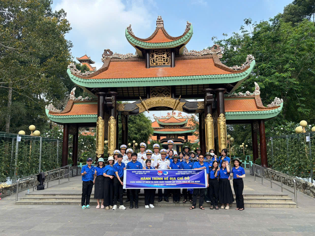 Tuổi trẻ Hải đoàn 129 và đoàn Phường 12, TP Vũng Tàu chụp ảnh lưu niệm tại Đền Bến Dược.