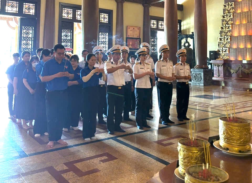 Đoàn dâng hương tại Đền Bến Dược.