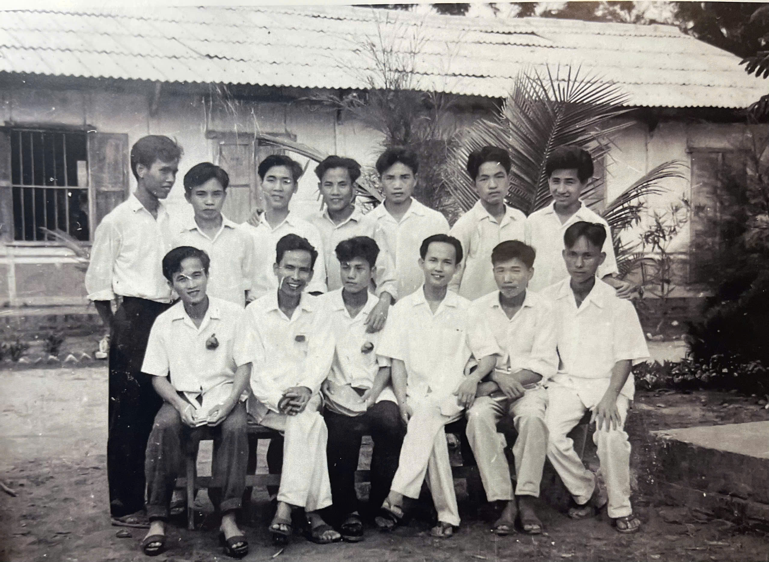 Thầy trò Trường Học sinh miền Nam số 26 niên khoá 1963-1964.