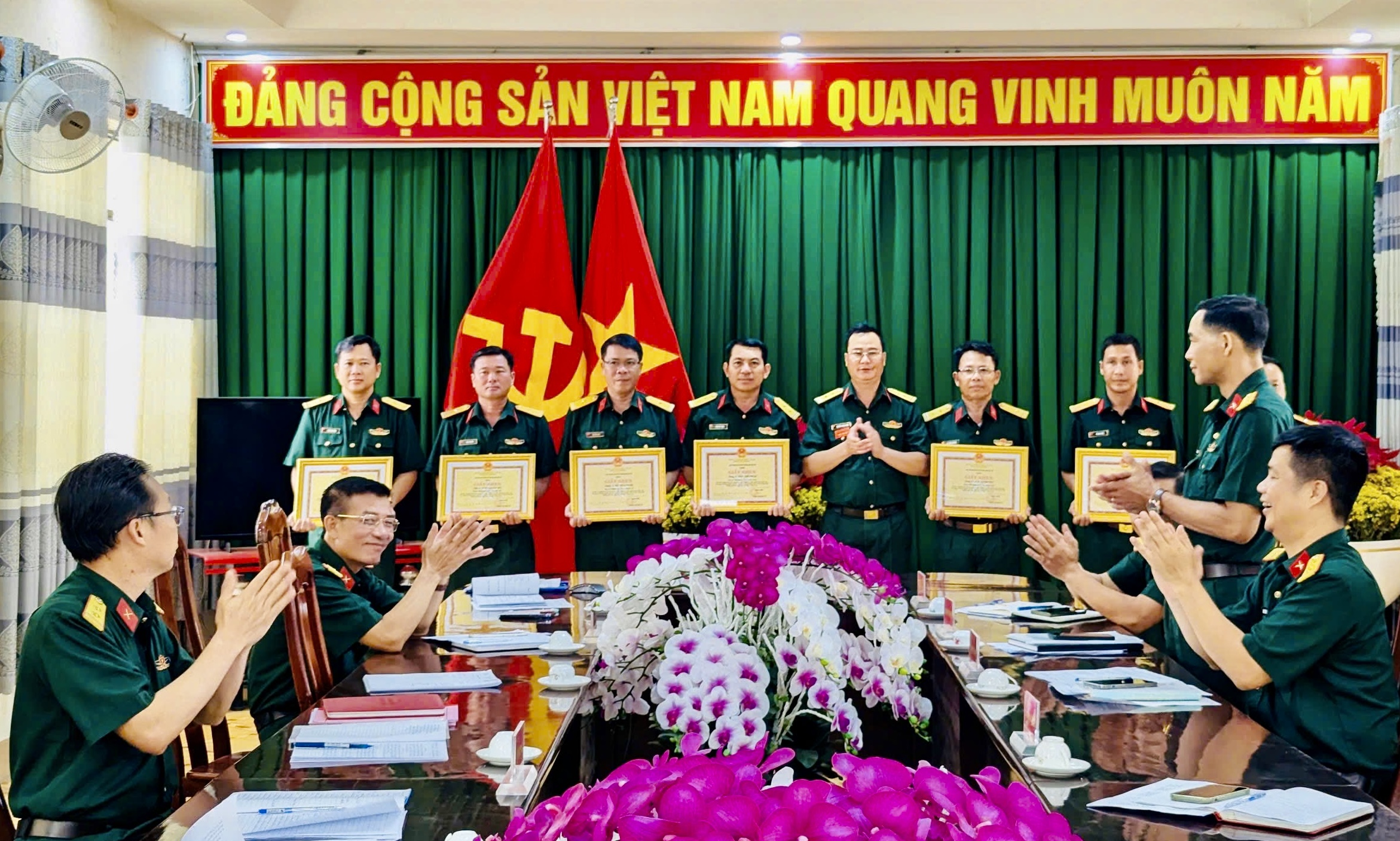 Ban CHQS TP. Phú Mỹ khen thưởng các cá nhân  có thành tích xuất sắc trong luyện tập, tham gia lễ ra quân huấn luyện năm 2025.