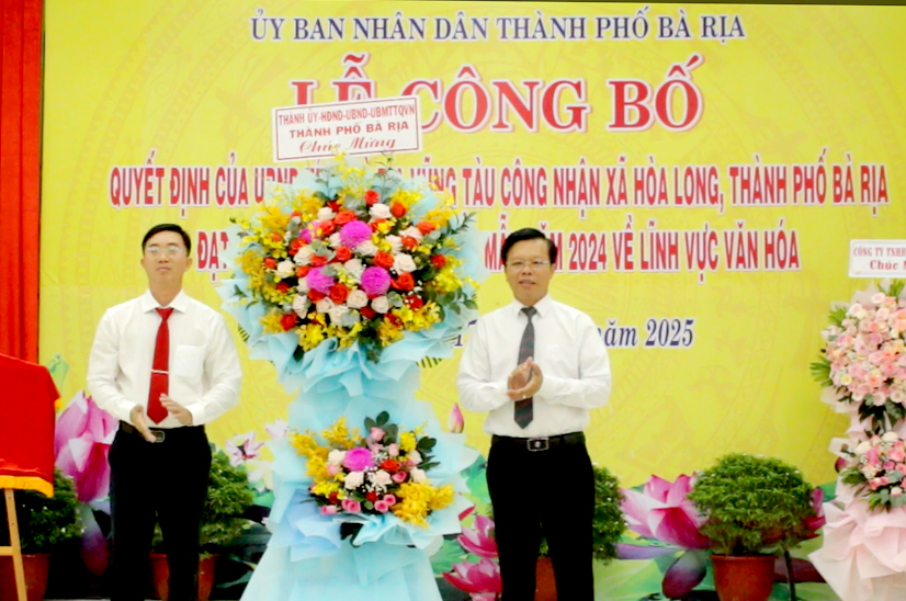 Lãnh đạo TP.Bà Rịa tặng lẵng hoa chúc mừng Đảng bộ, chính quyền và nhân dân xã Hòa Long đạt chuẩn NTM kiểu mẫu năm 2024.