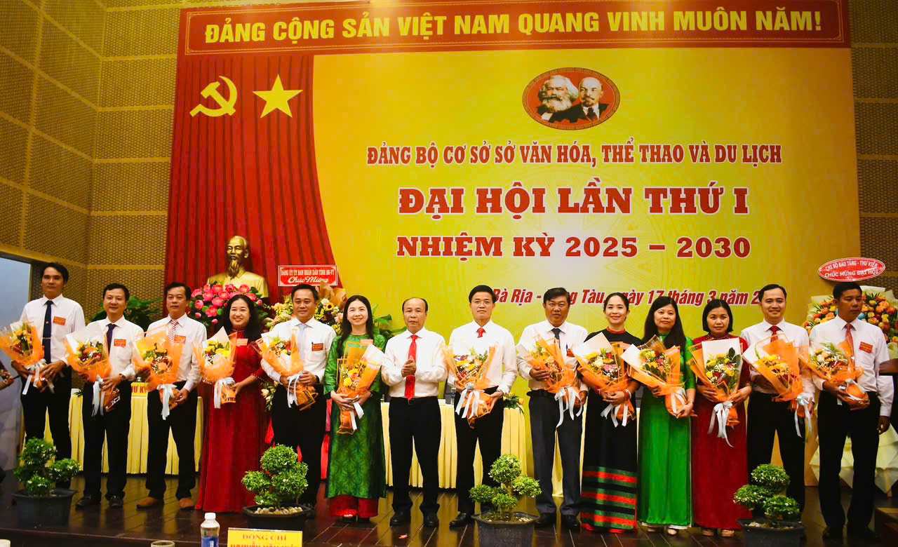 Ông Nguyễn Văn Việt,  Phó Bí thư Đảng ủy UBND tỉnh tặng hoa chúc mừng Ban Chấp hành Đảng bộ Sở VH-TT-DL khóa I, nhiệm kỳ 2025-2030.