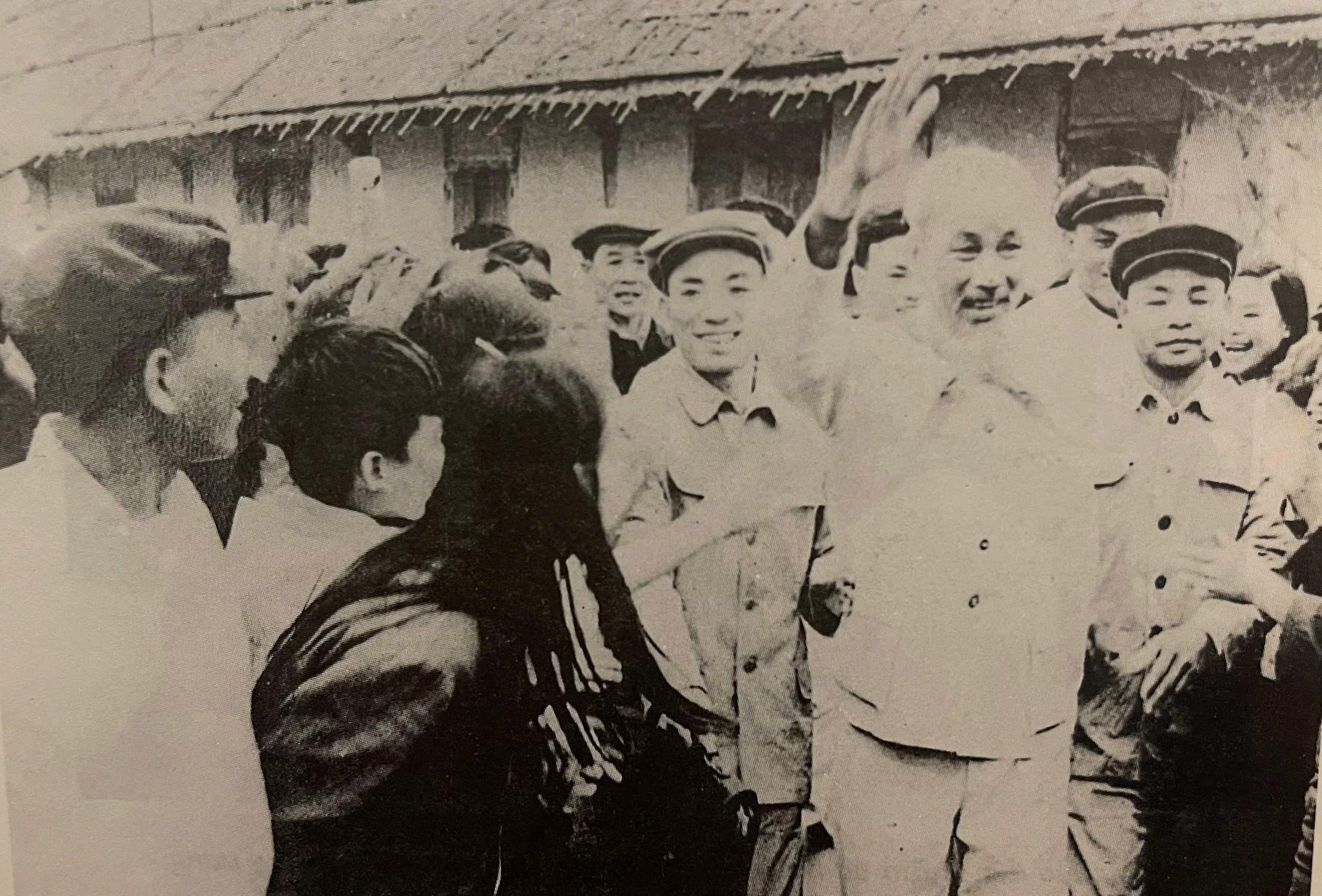 Bác Hồ đến thăm thầy cô giáo và các cháu HS miền Nam ở Hải Phòng nhân ngày 1/6/1957.