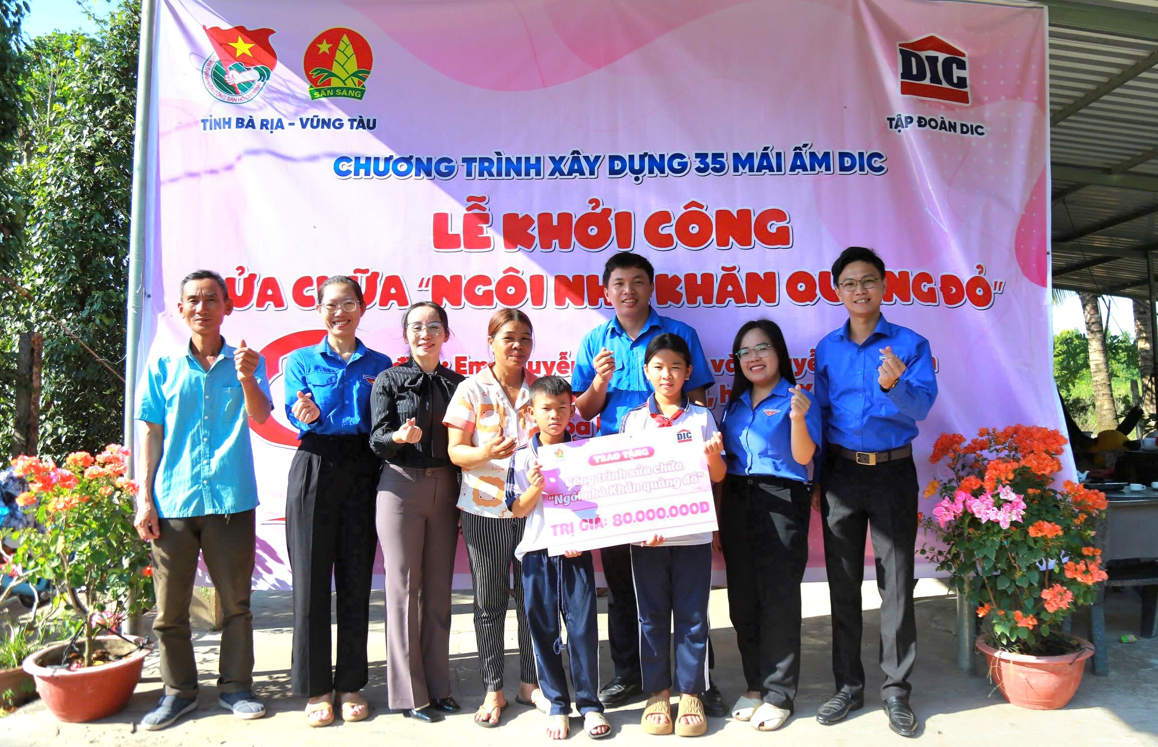 Đại diện Tỉnh Đoàn - Hội đồng Đội tỉnh, DIC Group và chính quyền địa phương chung vui cùng gia đình 2 em Nguyễn Thu Hiền và Nguyễn Đức Thiện (xã Hòa Hội, huyện Xuyên Mộc).