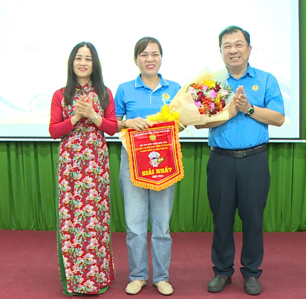 Bà Phạm Thu Hường, Phó Chủ tịch LĐLĐ tỉnh và ông Trần Kim Vĩnh Lộc, Chủ tịch LĐLĐ TP.Bà Rịa trao giải Nhất cho đội CĐCS Trường TH Lê Thành Duy.