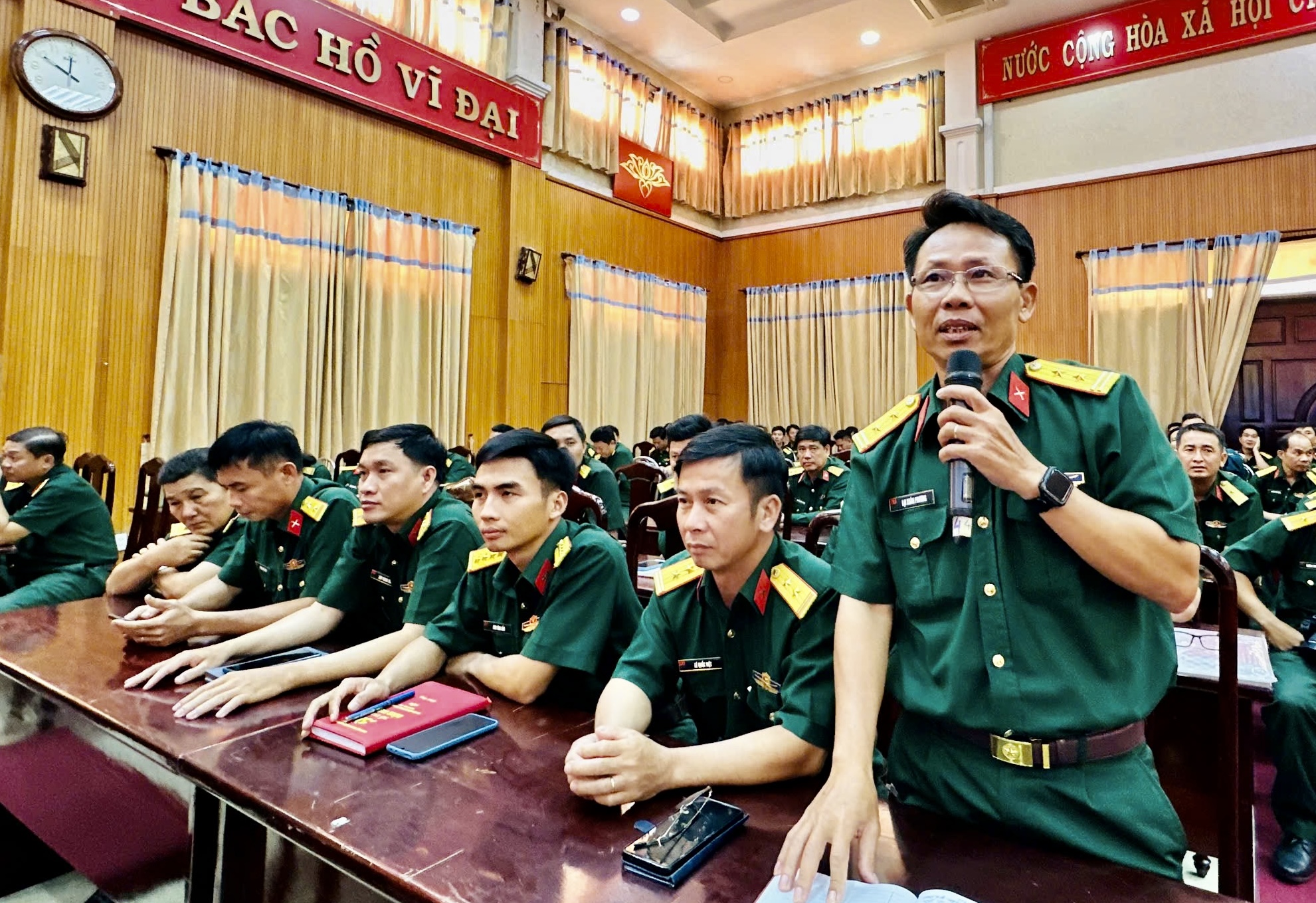 Cán bộ, chiến sĩ phát biểu tại hội nghị.