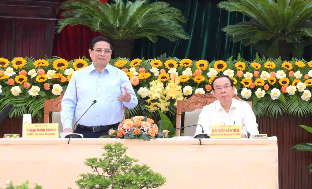 Thủ tướng Phạm Minh Chính và Bí thư Thành ủy TP.Hồ Chí Minh Nguyễn Văn Nên chủ trì hội nghị.  Ảnh: DƯƠNG GIANG