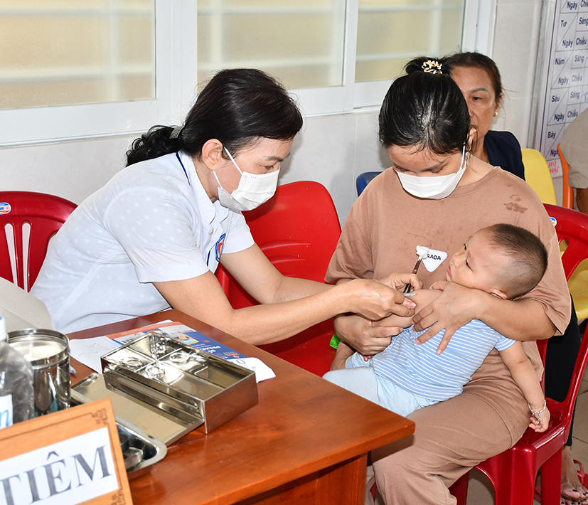 Trẻ em thị trấn Ngãi Giao (huyện Châu Đức) được tiêm vắc xin sởi tại Trạm Y tế thị trấn. Ảnh: HOÀNG HƯỜNG