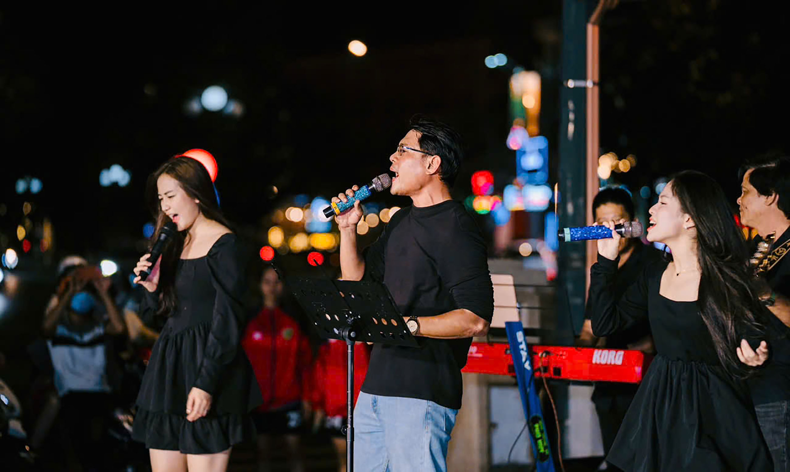 Các thành viên nhóm Brothers Band hát trong đêm nhạc 19/3.