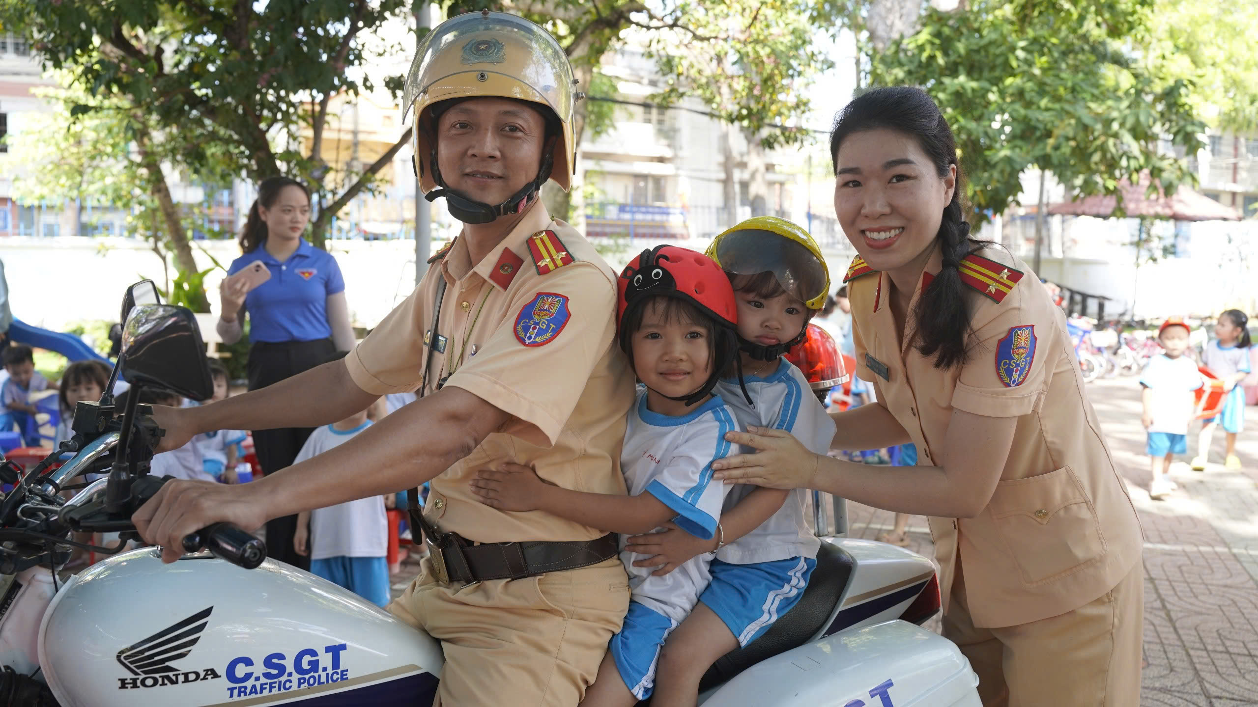 Cán bộ CSGT giúp các em trải nghiệm thực tế “Một ngày làm chiến sĩ CSGT”.