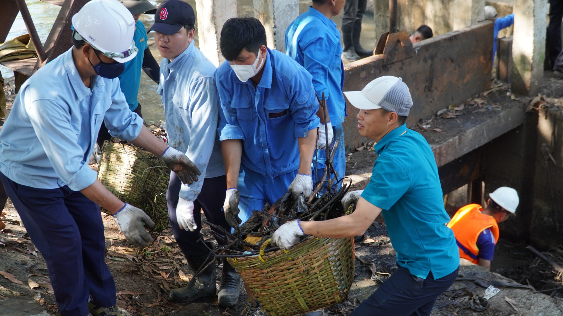 Người lao động Công ty CP Cấp nước Bà Rịa-Vũng Tàu thu gom rác, bảo vệ nguồn nước từ các hồ chứa.