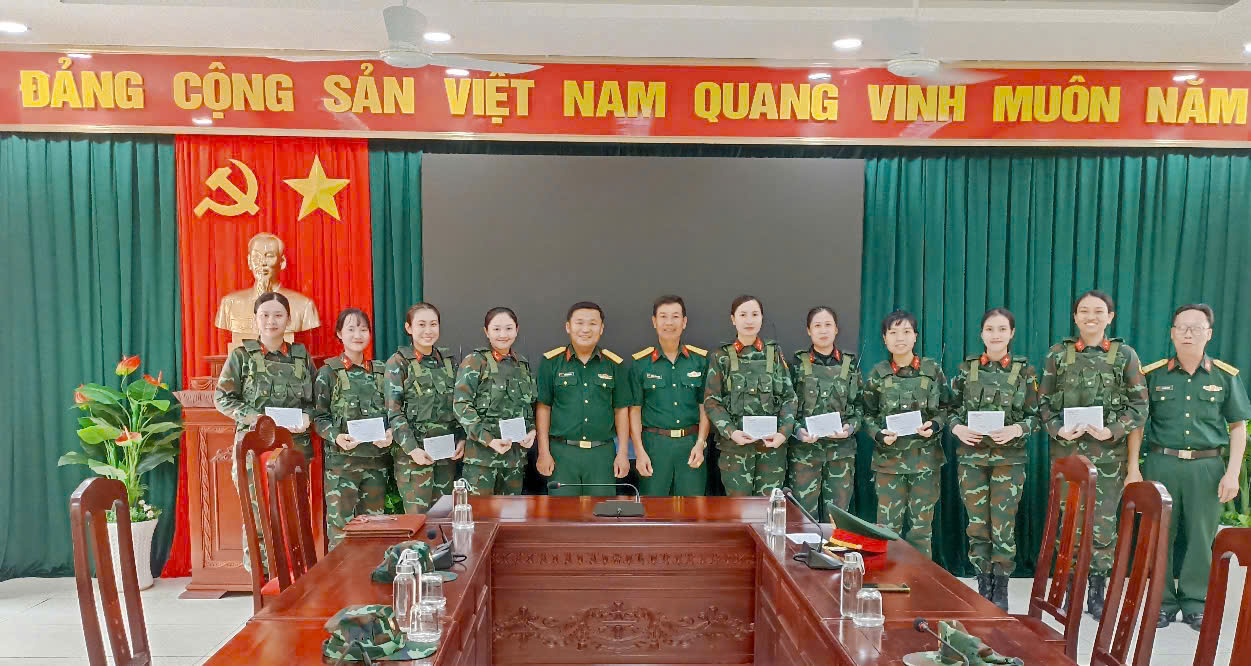 Đoàn thăm, tặng quà các cán bộ, chiến sĩ đang tham gia đào tạo tại Trường Quân sự Quân khu 7.