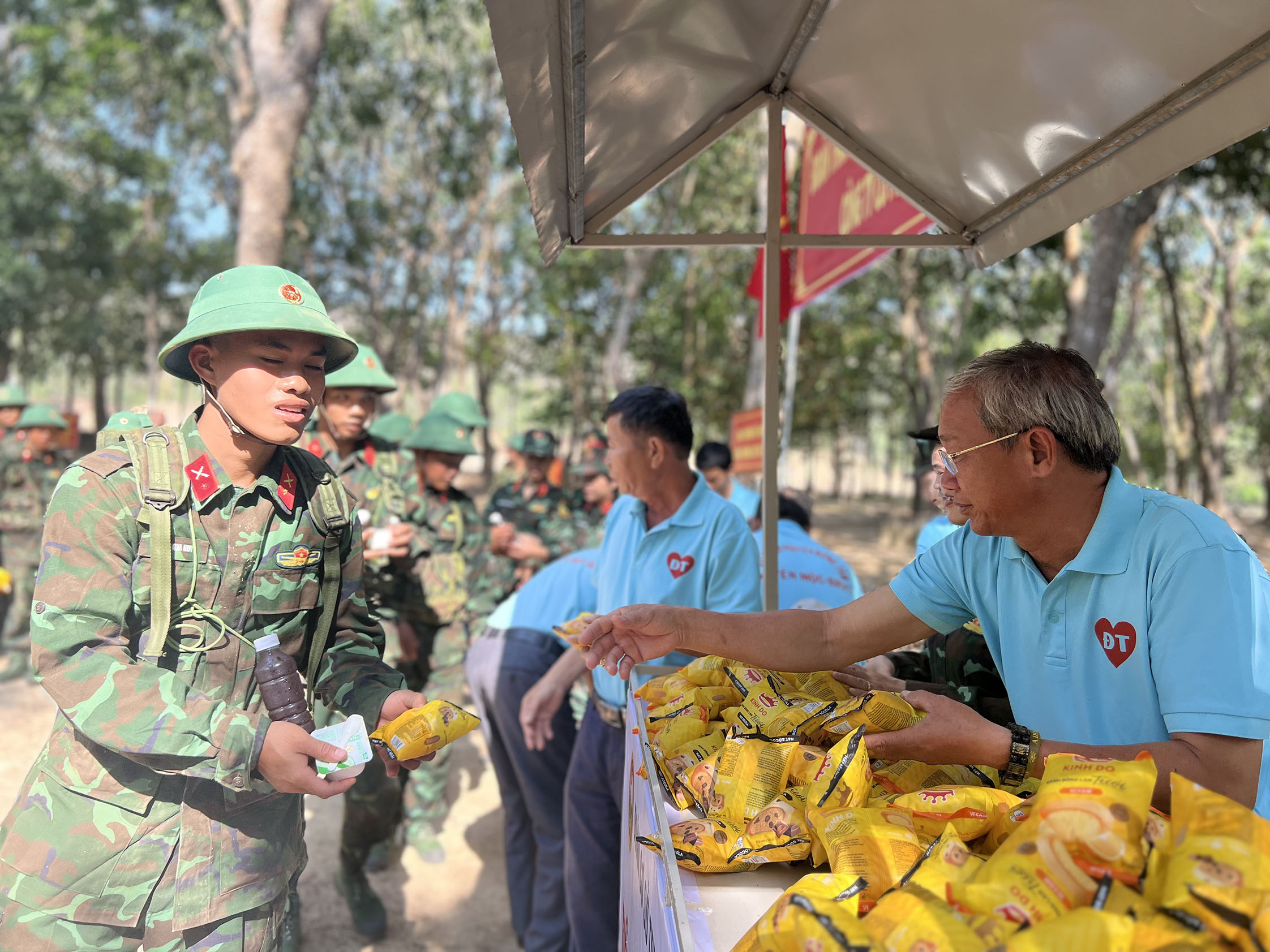 Đại diện Hội thiện nguyện Đồng Tâm tiếp sức cho chiến sĩ mới trong mùa huấn luyện.