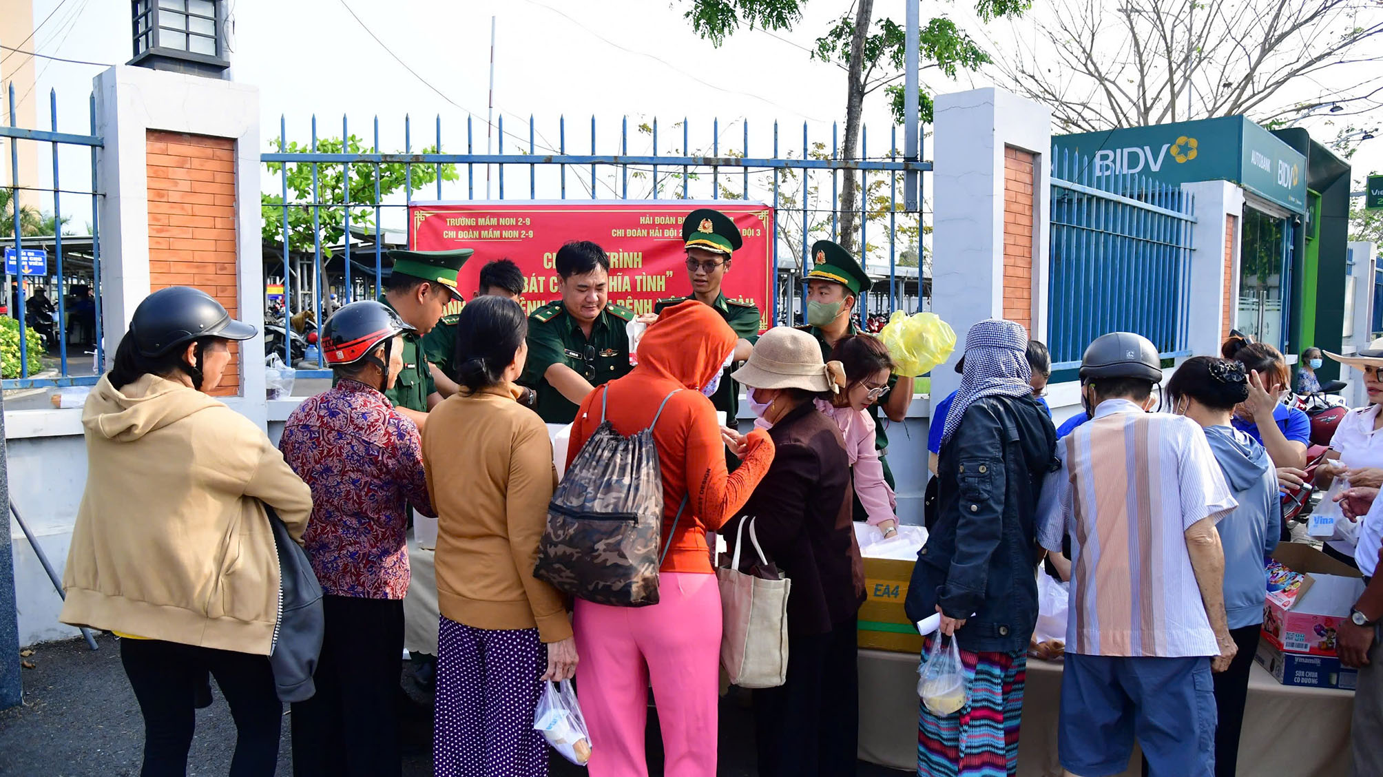 Cán bộ Hải đoàn Biên phòng 18 phát cháo, bánh mì, sữa chua cho thân nhân, bệnh nhân có hoàn cảnh khó khăn tại Bệnh viện Vũng Tàu.