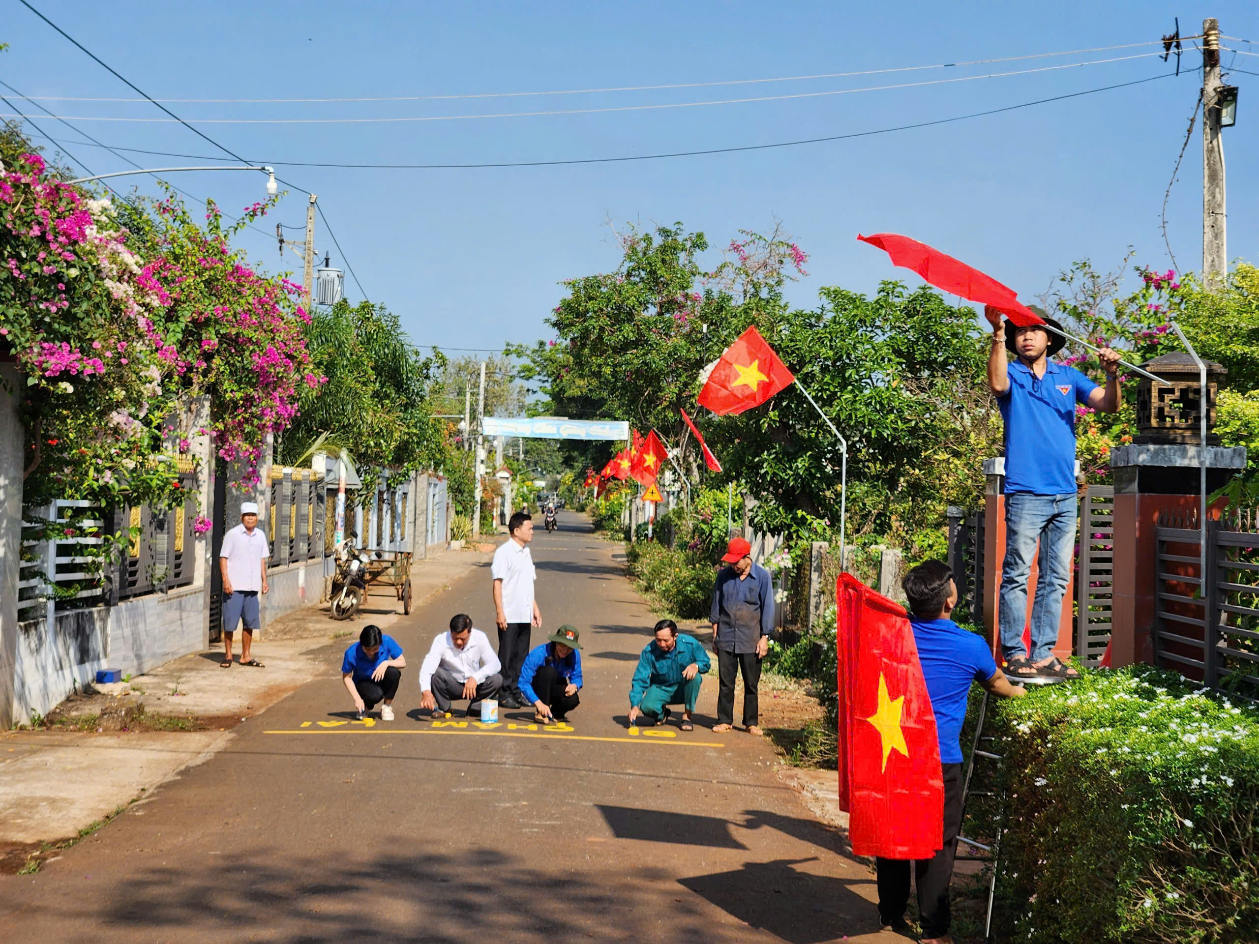 Trụ cờ và cờ tổ quốc được ĐVTN treo rực rỡ tại tuyến đường vào ấp Sơn Lập.