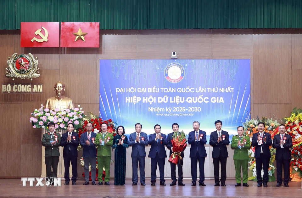 Tổng Bí thư Tô Lâm và Thủ tướng Chính phủ Phạm Minh Chính tặng hoa chúc mừng Ban Thường vụ Hiệp hội Dữ liệu quốc gia nhiệm kỳ 2025-2030. 