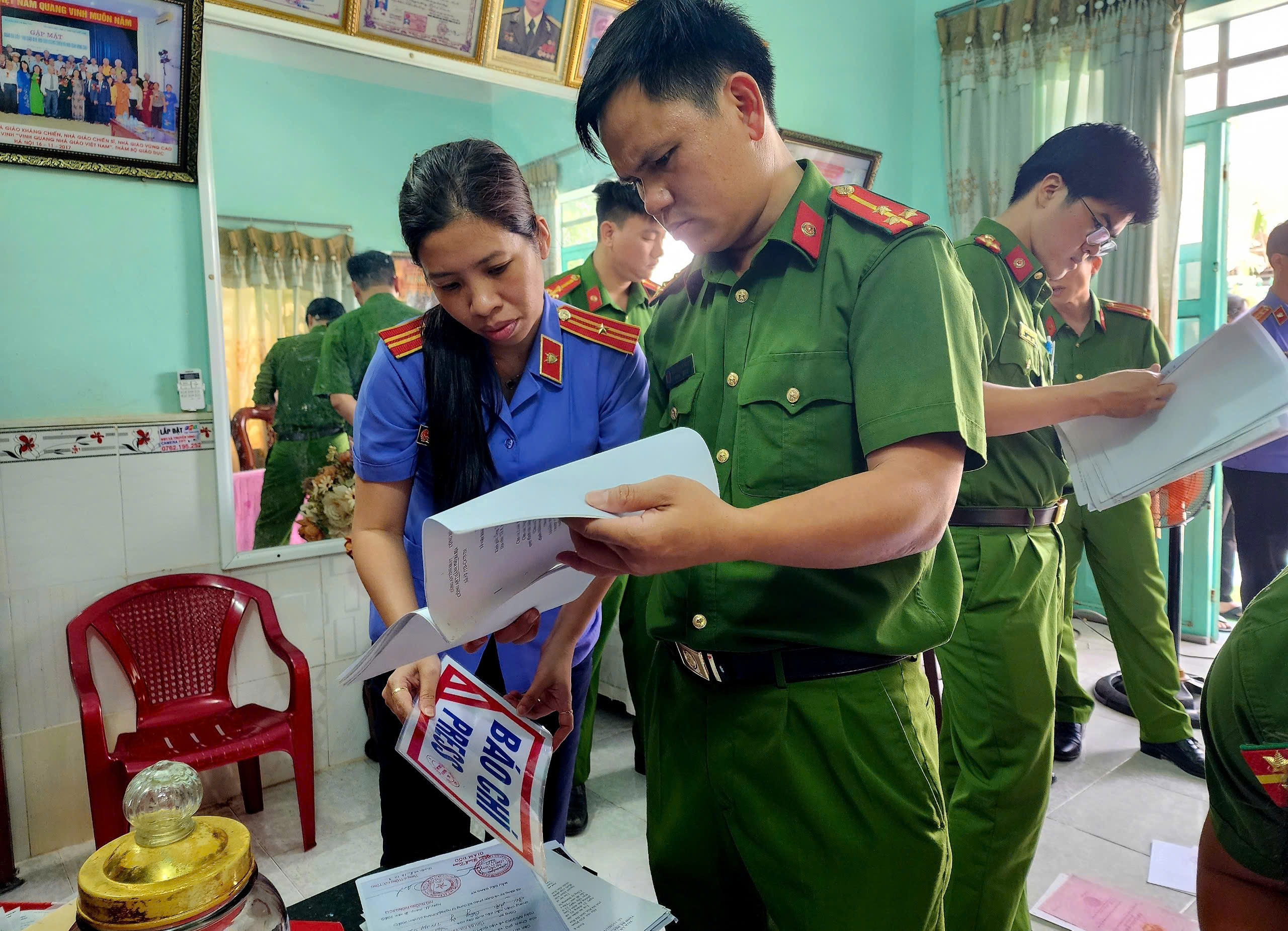 Cơ quan chức năng khám xét nơi ở của Trần Đình Toan. 