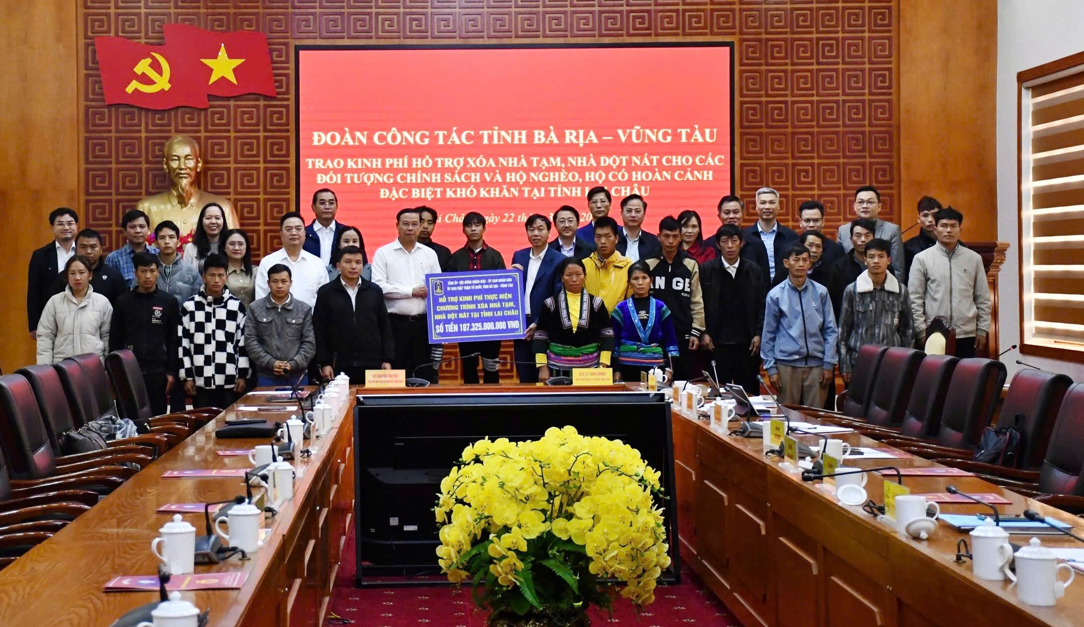 20 hộ dân được nhận hỗ trợ nhà ở chụp hình lưu niệm cùng Đoàn công tác tỉnh Bà Rịa - Vũng Tàu.