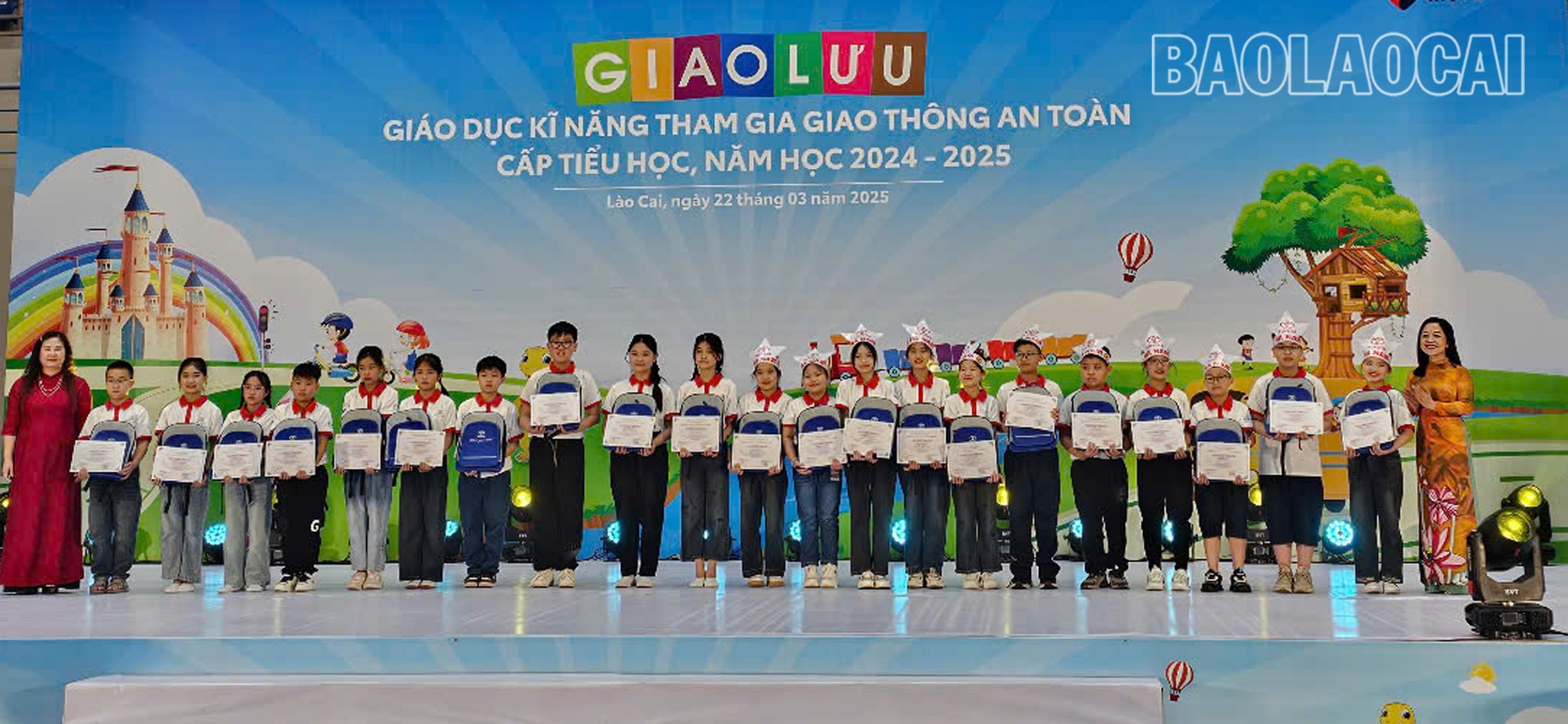 Trao thưởng cho các học sinh tham gia buổi giao lưu.