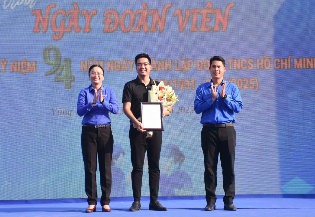 Chi đoàn doanh nghiệp ngoài nhà nước là Chi đoàn Công ty TNHH TM DV Mau Event nhận Quyết định thành lập và ra mắt tại chương trình.