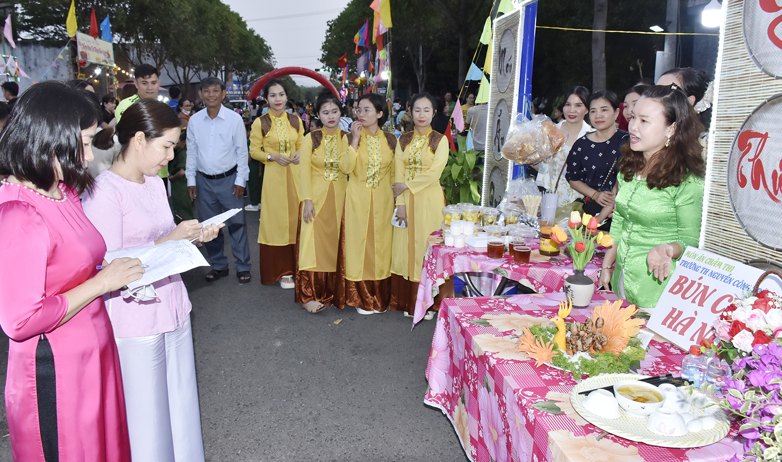 Gian hàng ẩm thực của Trường Tiểu học Nguyễn Công Trứ.