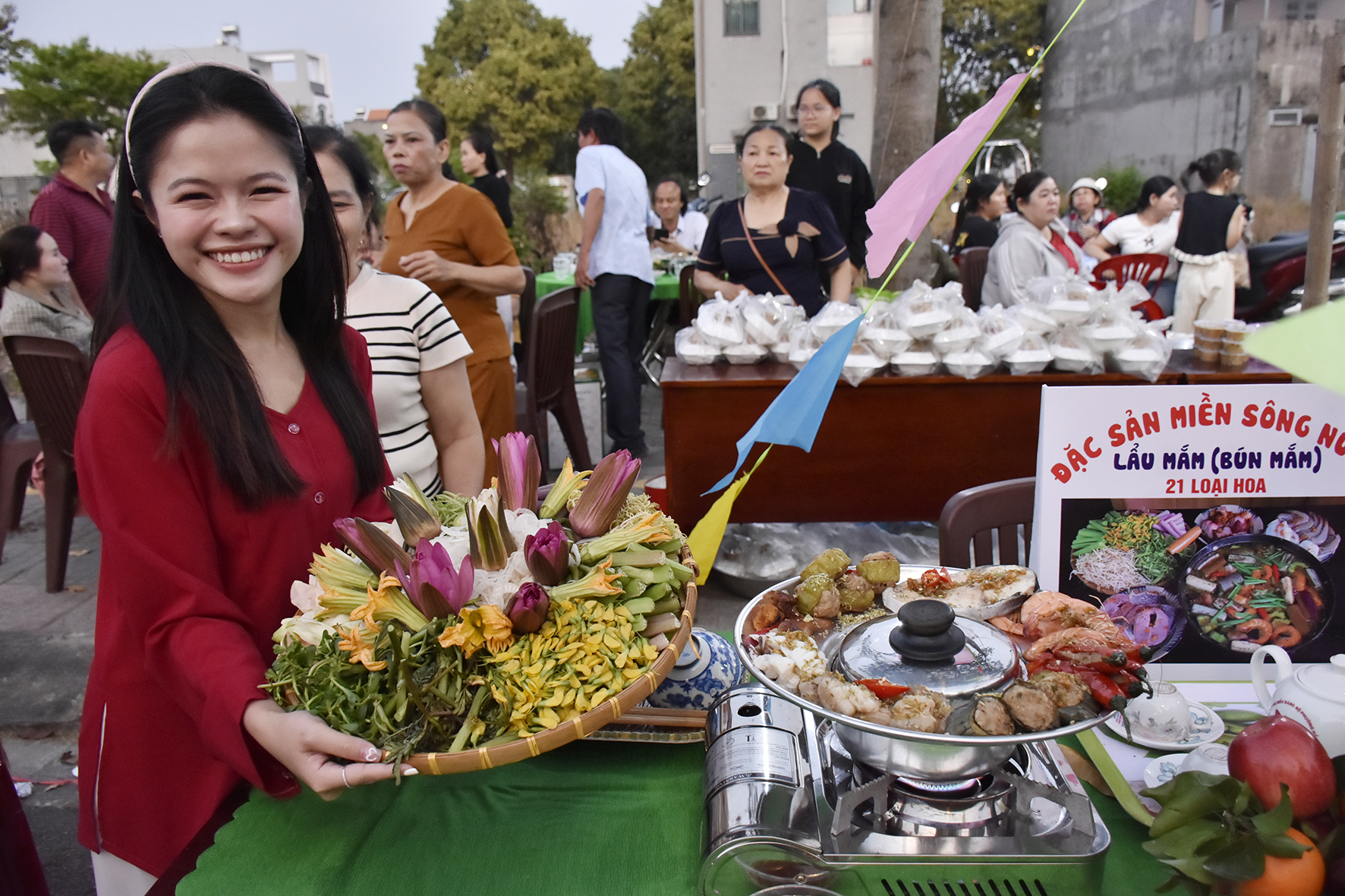 Khu phố Trảng Lớn dự thi món bún mắm. 