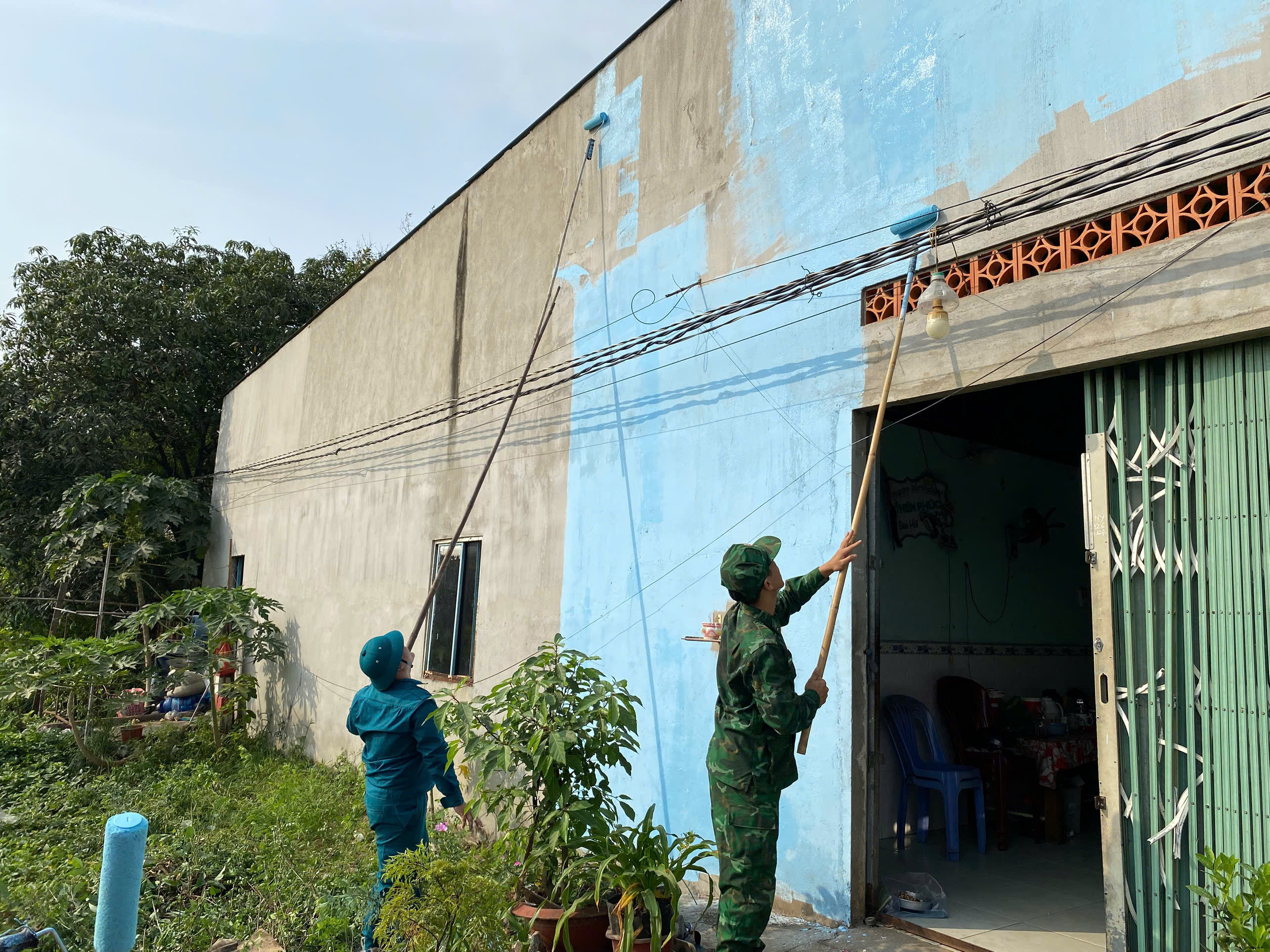 Cán bộ, chiến sĩ Đồn Biên phòng Long Sơn đến sơn sửa nhà cho chiến sĩ dân quân tự vệ có hoàn cảnh khó khăn trên địa bàn phường Tân Phước (TP. Phú Mỹ).