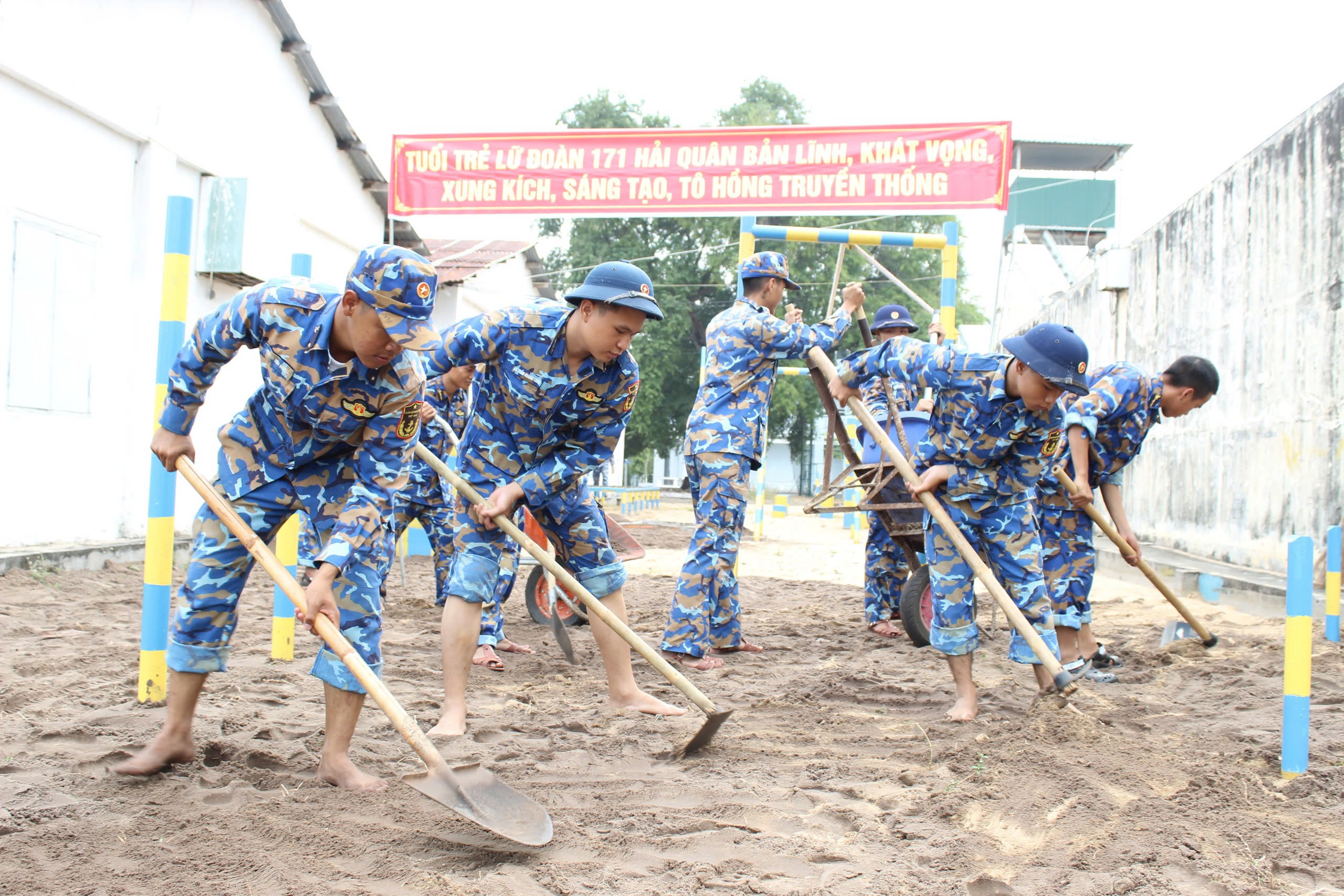 Cán bộ, chiến sĩ Lữ đoàn 171 tham gia lao động cộng sản hưởng ứng  tháng Thanh niên.