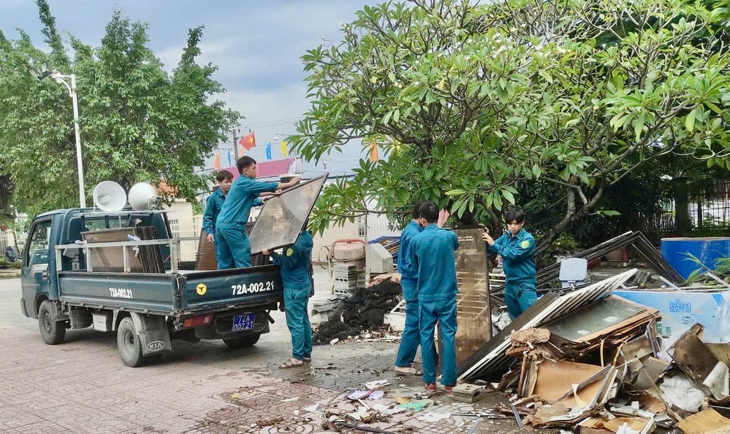 Lực lượng DQTV TP.Phú Mỹ dọn vệ sinh tại các điểm công cộng.