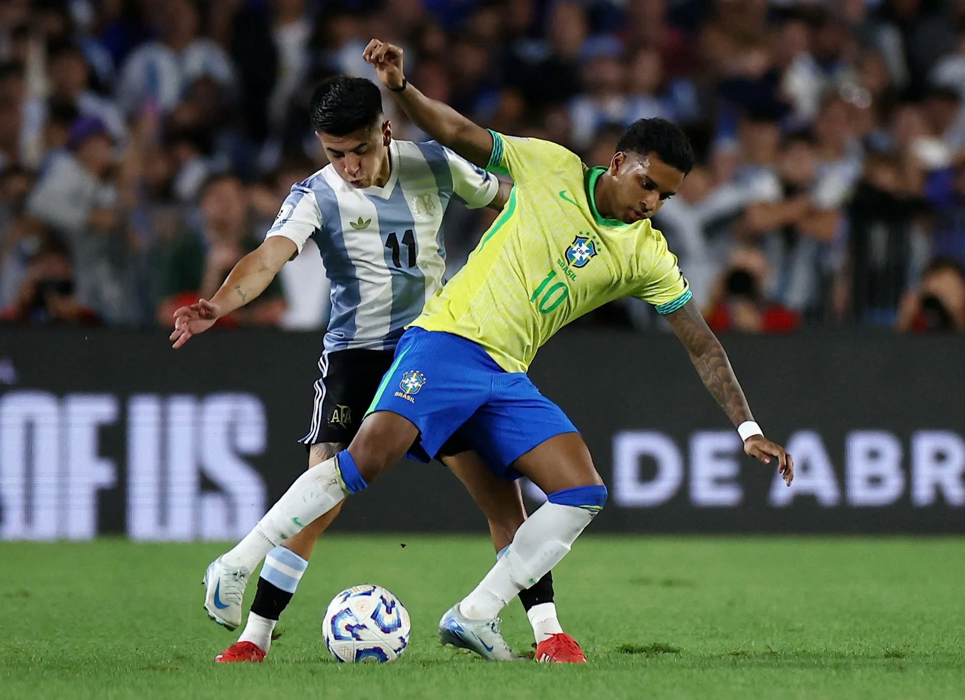  Brazil (số 10) thua toàn diện trước Argentina.