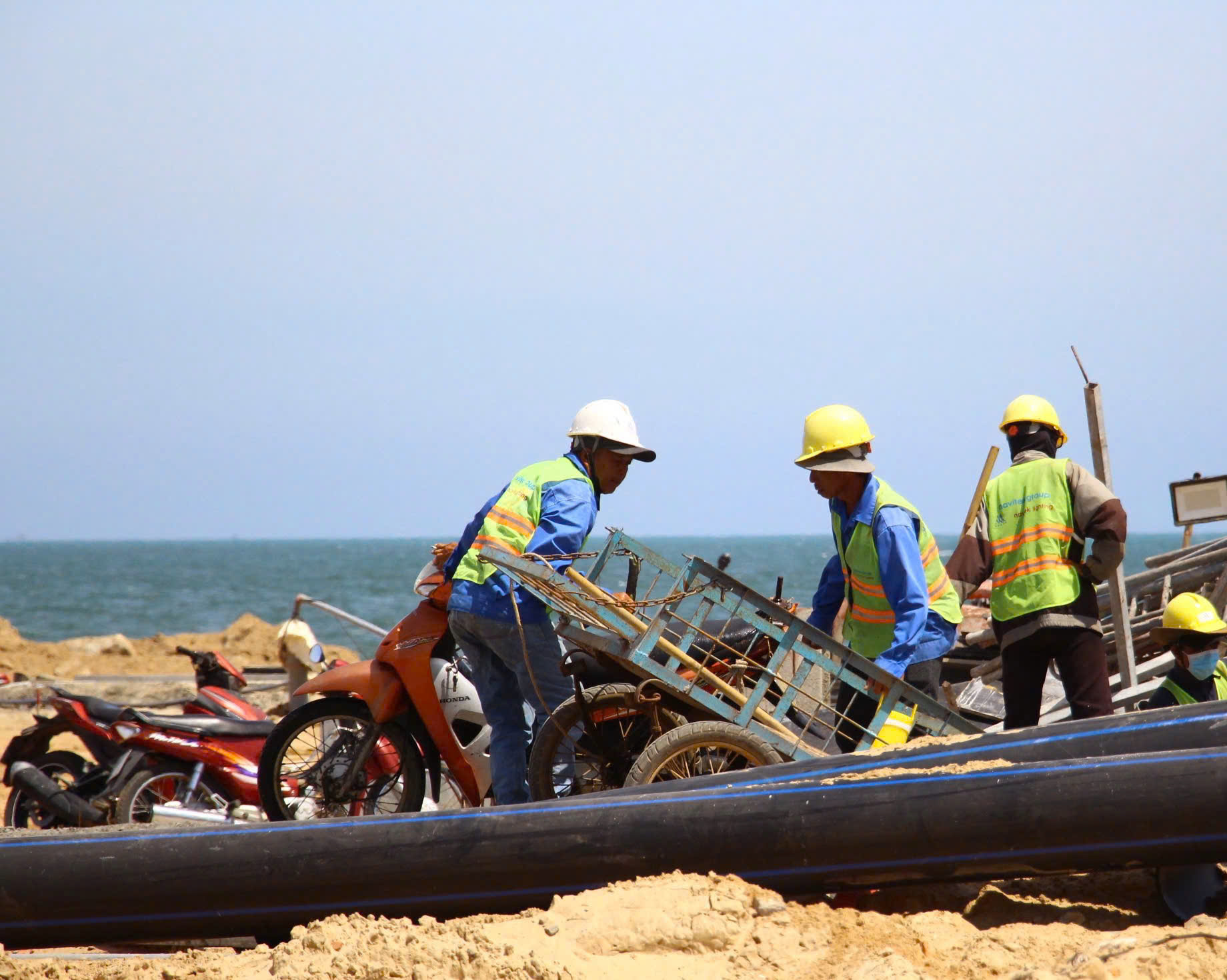 Công nhân trên công trường dự án.