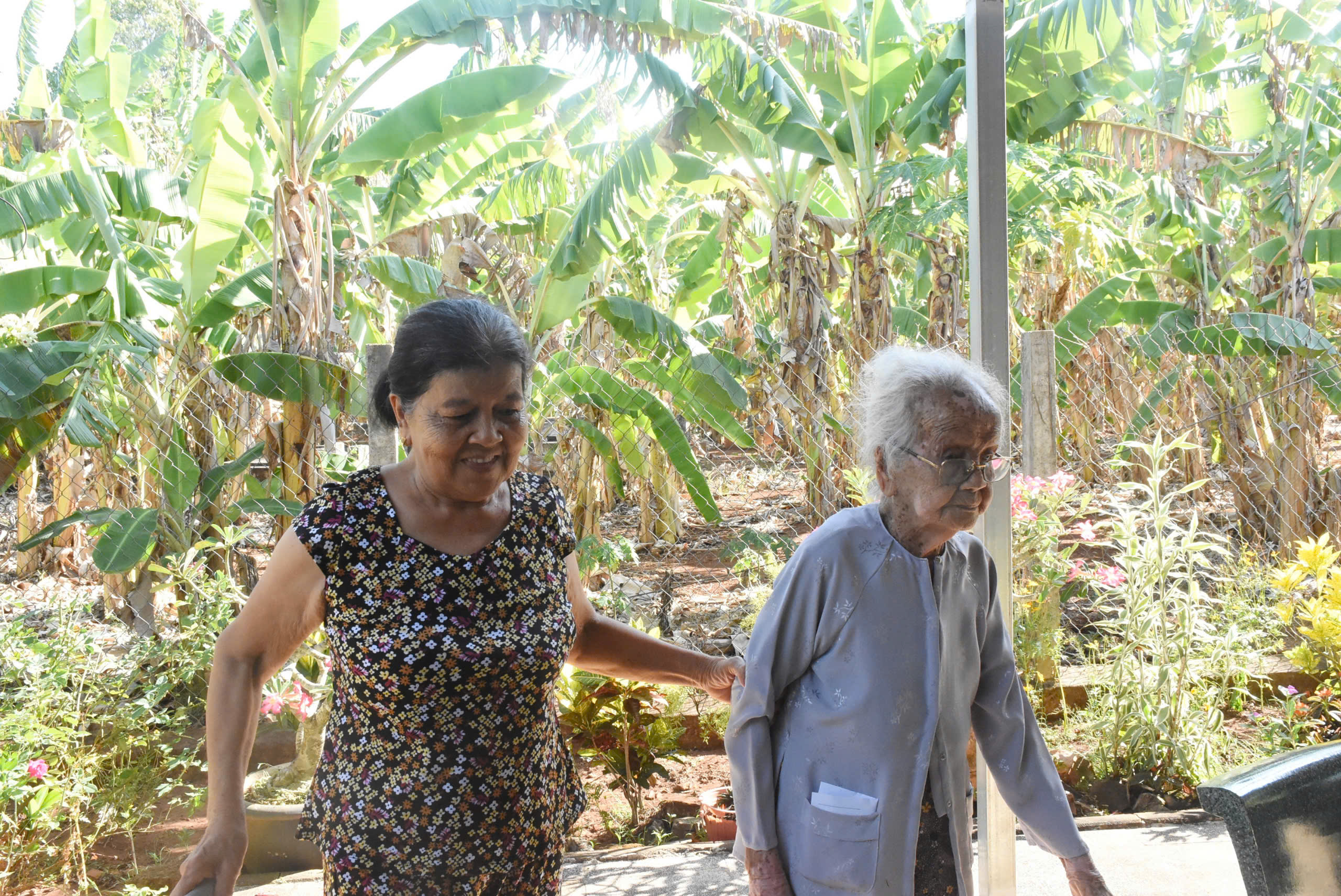 Tháng Tư, về thăm Mẹ