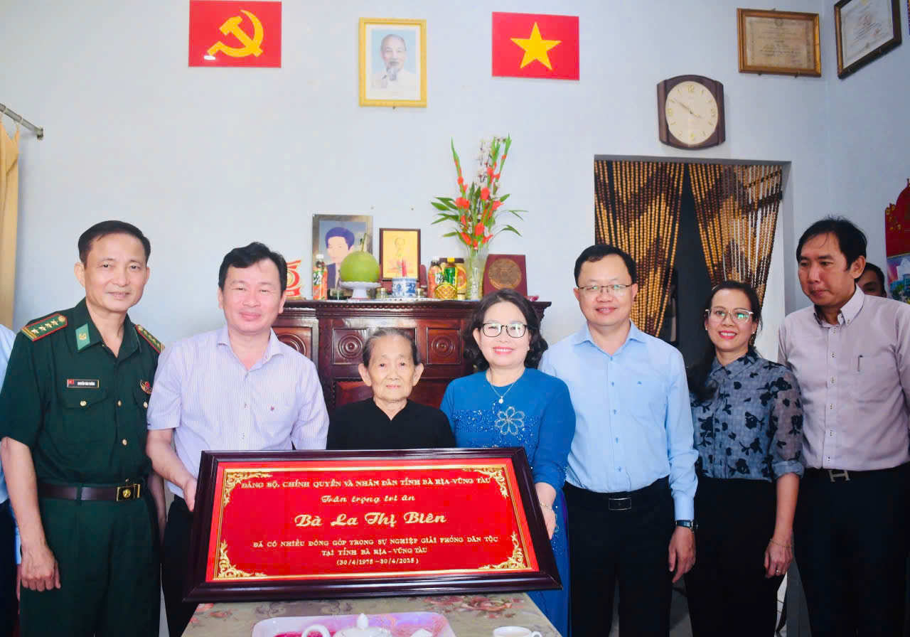 Phó Bí thư Thường trực Tỉnh ủy Nguyễn Thị Yến thăm, tặng quà Mẹ Việt Nam Anh hùng
