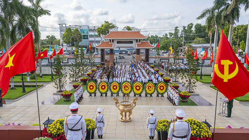 Lãnh đạo tỉnh viếng Nghĩa trang Liệt sĩ tỉnh nhân kỷ niệm 50 năm thống nhất đất nước