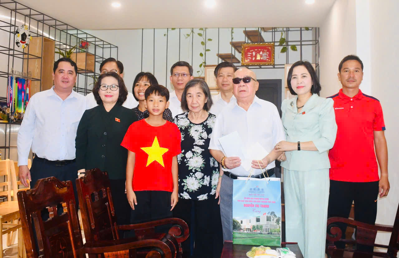 Phó Chủ tịch Quốc hội Nguyễn Thị Thanh thăm, tặng quà người có công