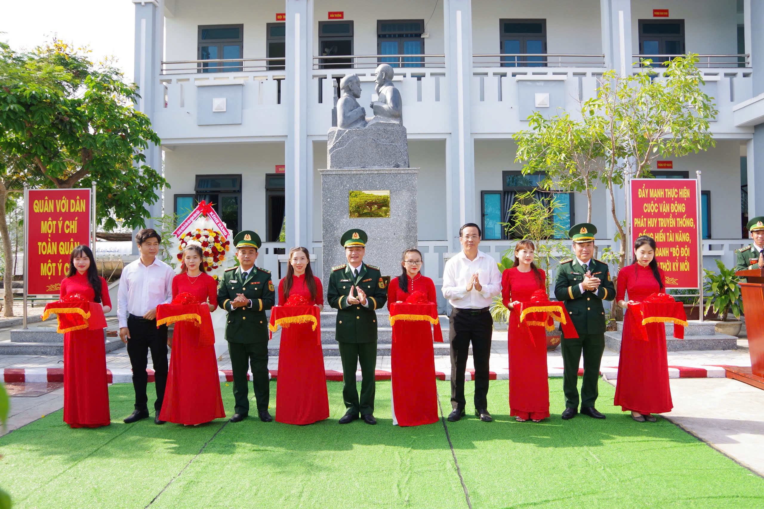 Khánh thành tượng đài Bác Hồ với chiến sĩ Biên phòng