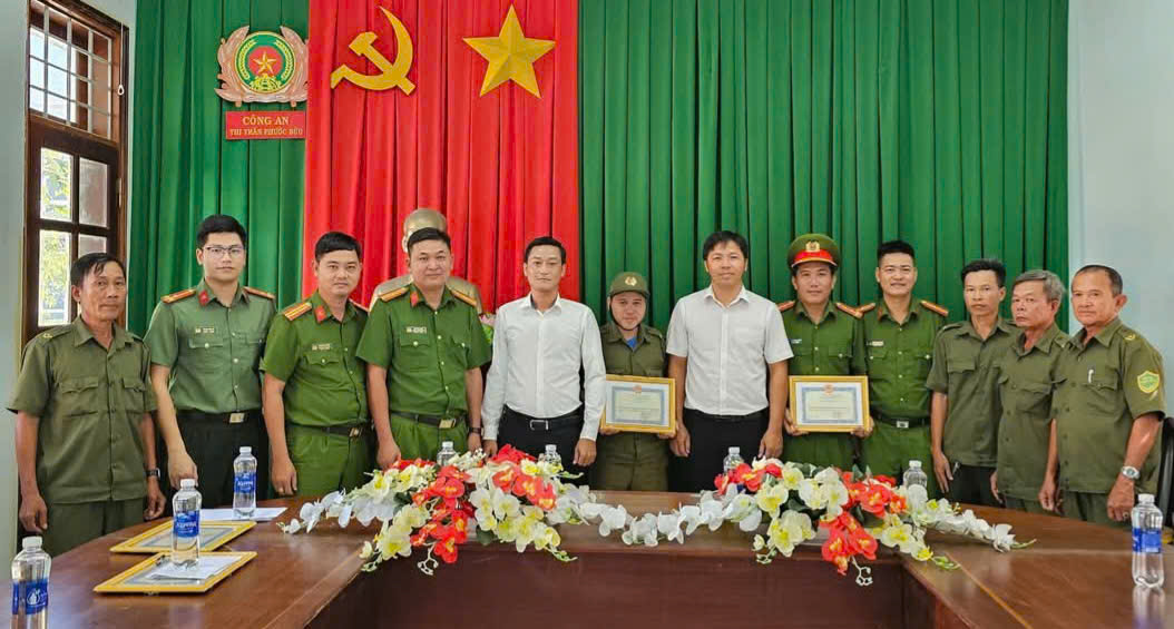 Khen thưởng đột xuất tập thể và cá nhân có thành tích trong đấu tranh với tội phạm